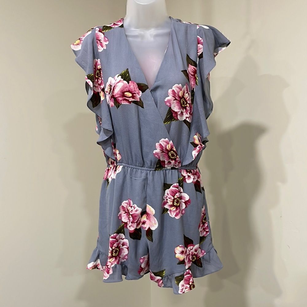 NWOT Umgee Gray Floral Romper. Size S small 4/6